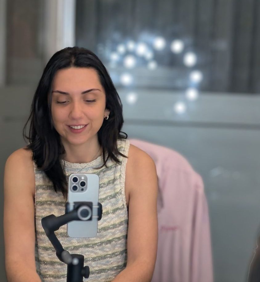 Juliana a captar conteúdo no cliente